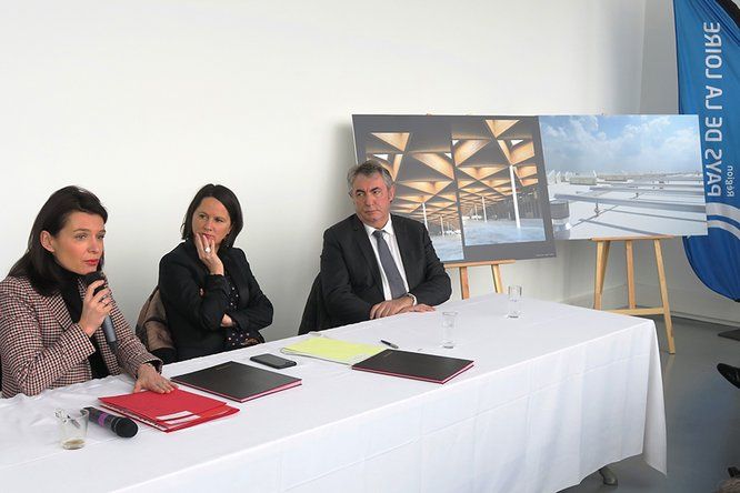 Christelle Morançais, Présidente du Conseil régional des Pays de la Loire et Johanna Rolland signent le Contrat de développement économique
