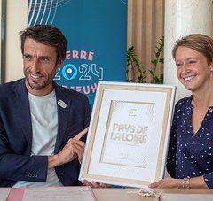 Tony Estanguet et Laurence Garnier tiennent un cadre avec le label "Terre de jeux 2024"